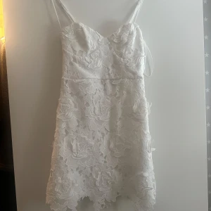 Studentklänning Gina tricot  - Super fin studentklänning i spets. Den är från ginas kollektion förra året. Aldrig använd! 