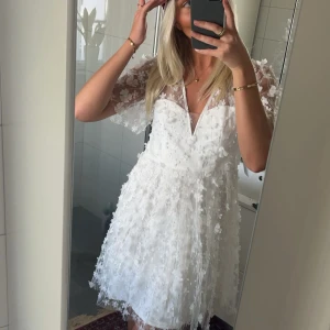 Klänning - Säljer denna fina klänning, perfekt för studenten. Helt oanvänd. Storlek 34. Nypris 999kr