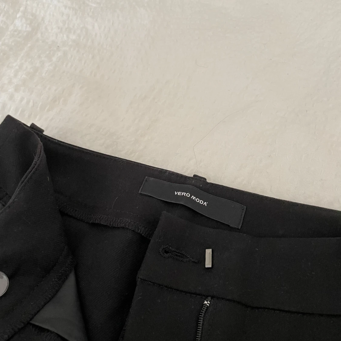 Svarta kostymbyxor från Vero Moda - 1