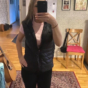 Svart väst från On Our Terms - Säljer en svart dunväst från On Our Terms i strl S. Västen har en dragkedja framtill men också på fickorna. Den har inga defekter och är i jättefint skick. Pris kan diskuteras💓💓💓