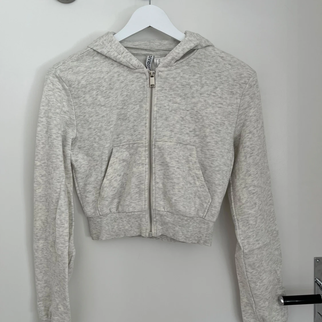 Grå croppad hoodie från H&M Divided