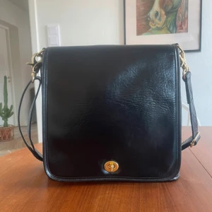 Leather ”coach” bag - Super fin väska som likar en coach (kan inte se någon stämpel på att de är en äkta) köpt på Plick för två år sedan ungefär, säljer vidare då jag vill ha något nytt😊 gott skick förutom lite färg från väggen/ skrap märke på baksidan, går säkert att få bort om man vet hur.. skicka gärna eget prisförslag på vad du tycker är rimligt! skriv för frågor! 🩷 28x25x6,5