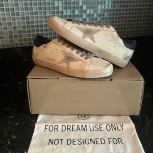Golden Goose - Snygga skor från Golden Goose med en ikonisk stjärndetalj på sidan. Box och alla tillbehör följer med. Kontakta mig vid frågor