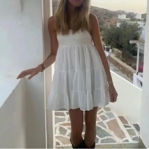 Vit ärmlös klänning från Zara - Säljer en söt vit ärmlös klänning från Zara. Klänningen är ganska kort i modellen som du ser på bild 1 men den ska vara så så inget att oroa sej för. Klänningen är i storlek S. Den är i väldigt bra skick, lite skrynklig men det är bara att stryka. 