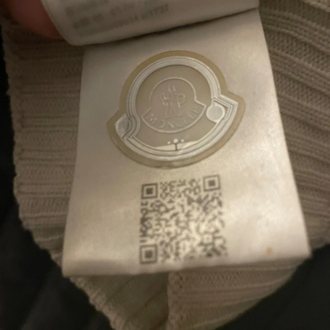 Vit ribbad mössa från Moncler - 2