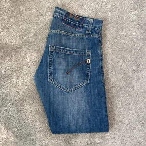Dondup George jeans - Säljer dessa feta Dondup George jeans i W31🔥| Mycket bra skick | Feta slitningar och riktigt snygg tvätt🙌🏼| Vid frågor är det bara att skriva och pris är inte hugget i sten🤝🏼| Frakt inom 48h📦