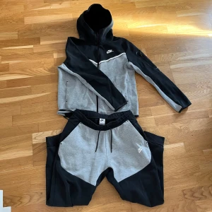 Nike tech - Säljer Nike tech i svart och grå för den inte används. Knappt använd och inga defekter. Hör av er vid funderingar!