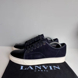 Lanvins  - Säljer ett par sjukt snygga  lanvins i storlek UK7 (EU41), cond 9/10 nästintill perfekt skick, lite heeldrag och liten crease på ena toecapen. Kommer med dustbag och extra snören 