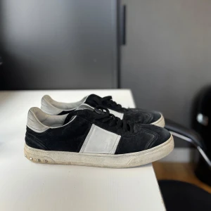 Valentino flycrews  - Valentino flycrews i storlek 42. Inte tvättade innan bild. Det är två nitar som fallit av vilket är vanligt på dessa skor. Säljs för 1800kr.