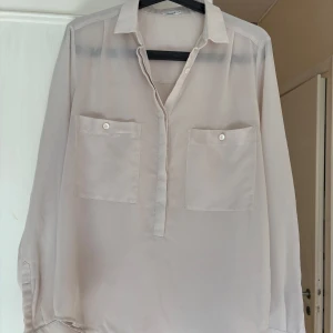 Oversize brus från Filippa K - Snygg och avslappnad, något genomskinlig blus i rak och oversize stil. Storlek S men funkar utmärkt som M