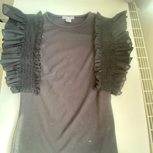 Svart topp med volangdetaljer från Amisu - Köpte den för ett tag sen använt några gånger men annars väldigt bra skick och väldigt fin