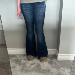 Blå bootcut jeans - Snygga blå bootcut jeans från weekday i fint skick som knappt är använda💙