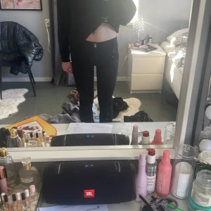 Svarta bootcut byxor - Snygga svarta bootcut byxor med medel/low Perfekta för en stilren look. De har en klassisk design som passar till många olika outfits.