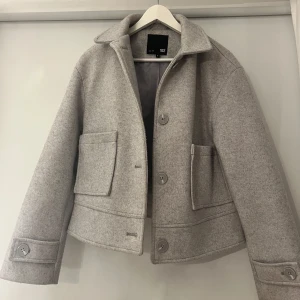 Grå kappa  - Snygg grå kappa från Lager 157 knappt använd jättefins skick i storlek s men passar m också 