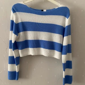 Randig stickad tröja - Säljer en långärmad stickad tröja som är använd fåtal gånger. Den är croppad och väldigt tunn i materialet.