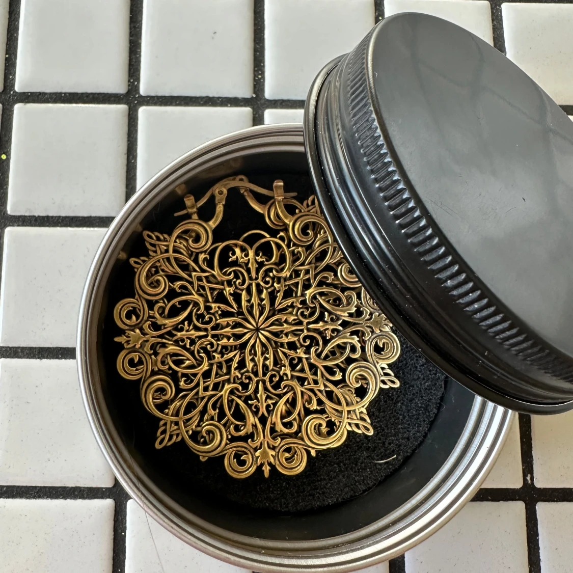 Guldiga örhängen med intrikat mönster - 3