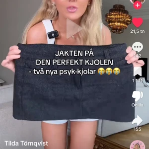 Mörk grå* Lågmidjad kjol  - Kort mörk grå nästan svart Lågmidjad kjol av ull. Första bilderna är exempel på hur den sitter på! Kjolen är helt ny köpt i London och oanvänd. 