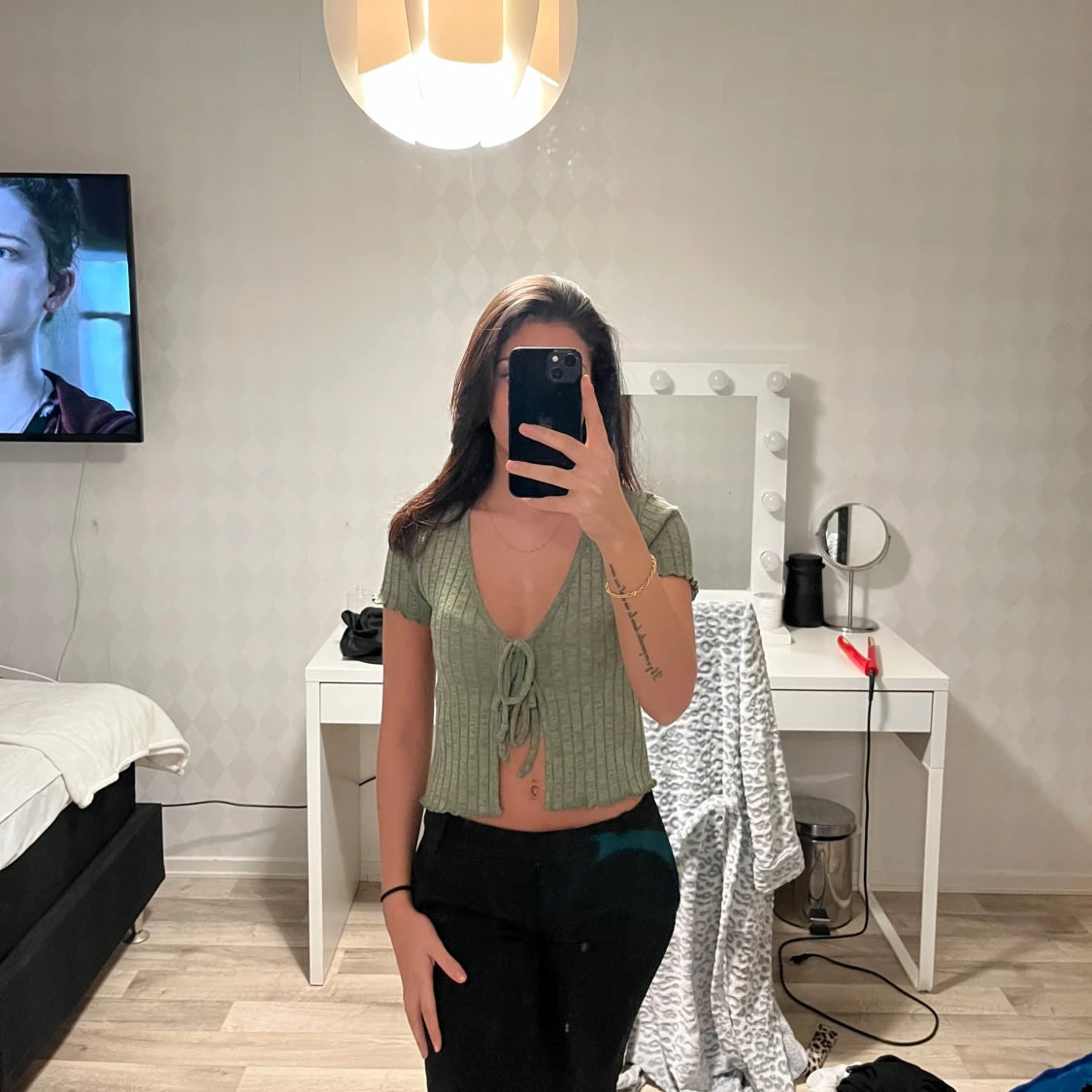 Olivgrön ribbad topp med knyt