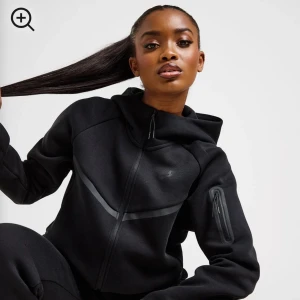 Svart hoodie med dragkedja - Säljer då den inte är min stil längre. 