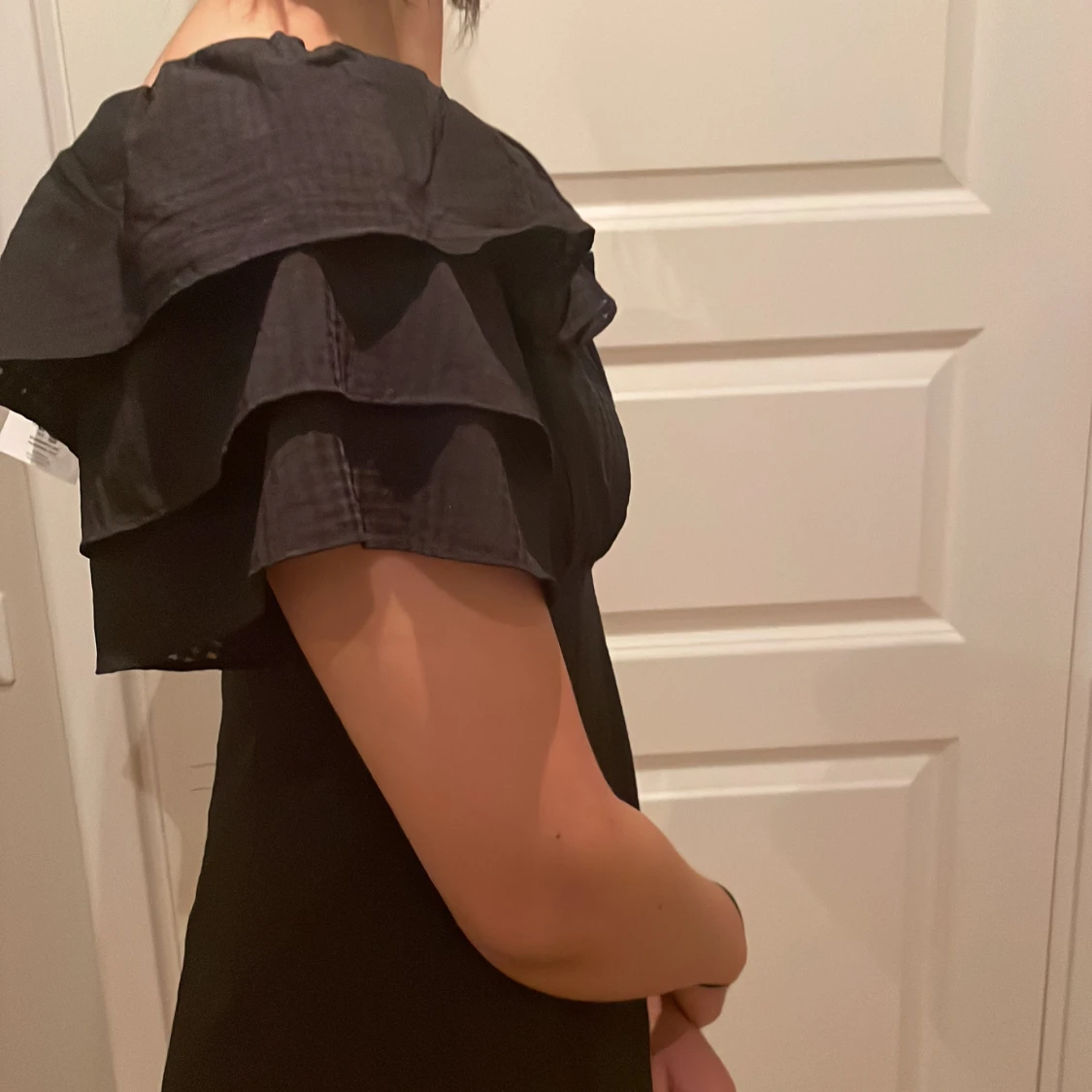 Svart klänning med volangdetaljer - 3