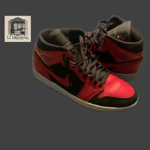Nike air Jordan 1 mid GS ’Black Gym Red’ - Storlek 45, använda 2 gånger i princip i nyskick. Nypris runt 3500. Tillkommer crease protection samt låda.