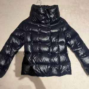 Moncler jacka - Moncler jacka med hög krage 