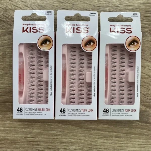Individuella lösögonfransar från Kiss - Säljer tre paket med individuella lösögonfransar från Kiss. Varje paket innehåller 46 fransar och lim för enkel applicering. Perfekt för att anpassa din look och ge extra volym och längd till dina naturliga fransar.