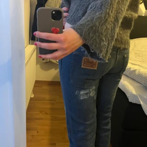 D&g jeans👖 - Coolaste jeansen från Dolce & Gabbana♥️ 🍒Slitningar och fickor med knappar fram. Långa på mig som är 175! köpta på Sellpy.