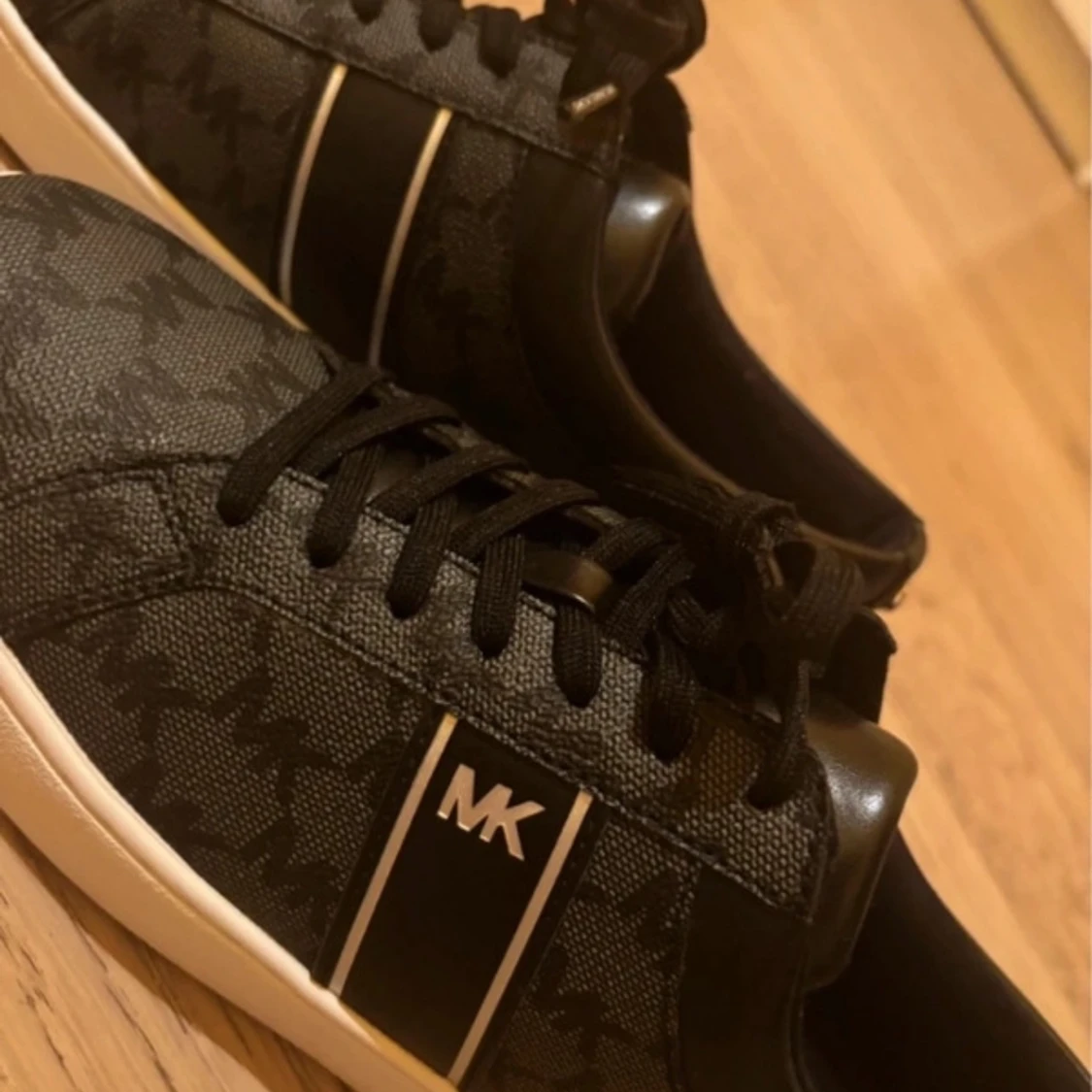 Svarta sneakers från Michael Kors - 3