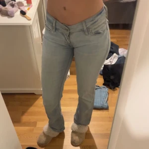 Ljusblå jeansbyxor - Snygga ljusblå jeansbyxor från Levis. Lågmidjade. Midjemått tvärsöver 37cm. Innerbensmått 85 cm