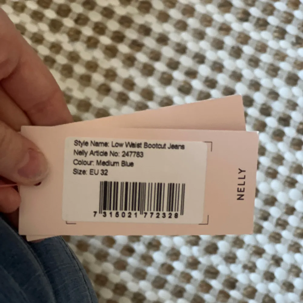 Snygga lågmidjade bootcut jeans i en medelblå nyans från Nelly. Perfekta för en avslappnad stil med en modern twist. De har en klassisk femficksdesign och en bekväm passform. Aldrig använda bara testade . Farkut & Housut.