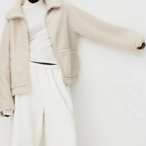 Teddyjacka - Slutsåld teddyjacka som jag ej har användning av & bara vill bli av med. Den är sparsamt använd, skriv om ni önskar fler bilder! 🤍