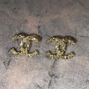 Guld örhängen  - Rostfritt stål helt nya och packade detta är en exempel bild bara 