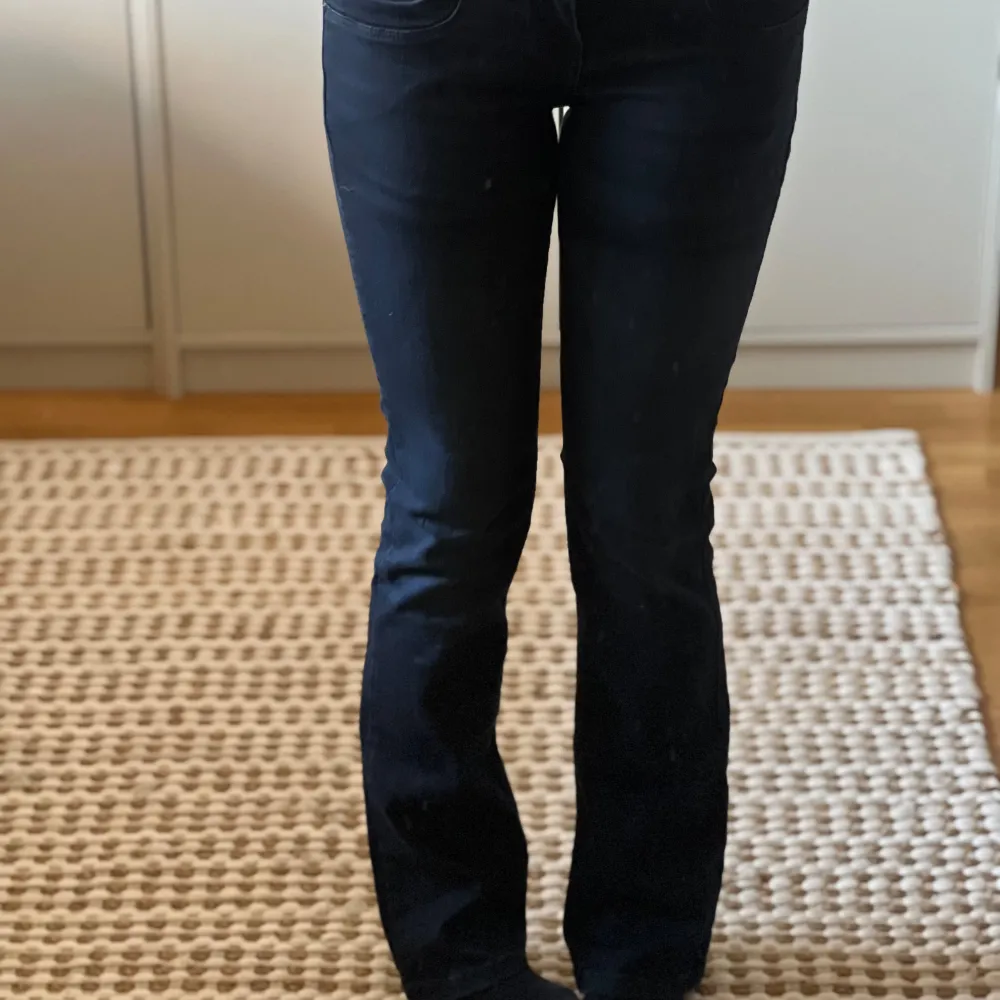 Snygga svarta jeans från LTB med en klassisk design. De har en tight passform och är perfekta för en stilren look. Jeansen har en hög midja och raka ben, vilket ger en smickrande siluett. Perfekta för både vardag och mer uppklädda tillfällen. Använda 2-3 ggr, är i mycket bra skick. Är i storlek w24 men passar w25. Farkut & Housut.