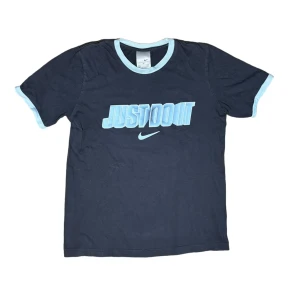 Vintage 90s Nike tisha  - En tvär fet vintage tisha från 90talet. Tröjan är i mycket bra skick! (9/10)