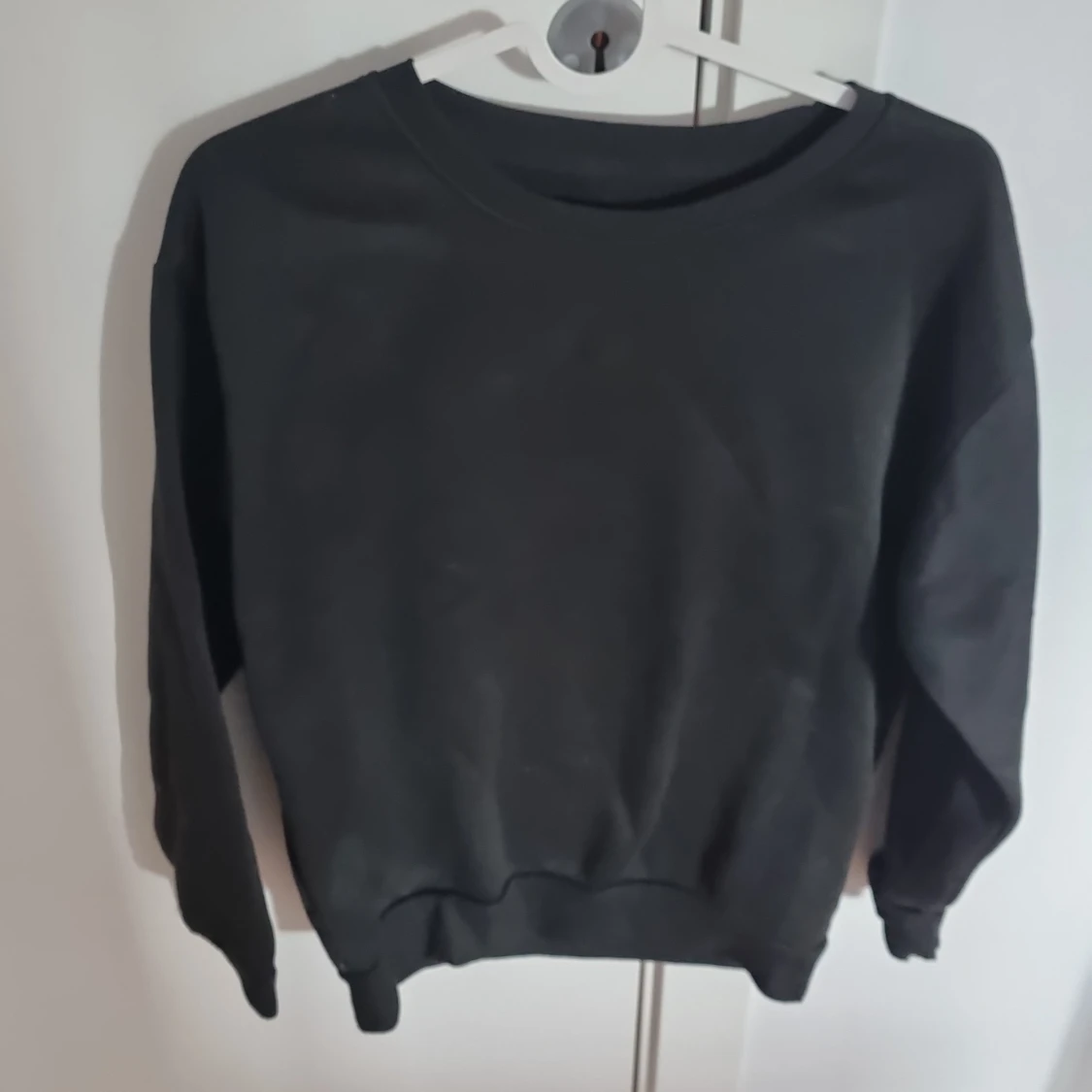 Svart tröja i polyester