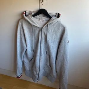 Moncler zip hoodie  - Säljer denna äkta moncler hoodie då jag ej använder lika mycket längre, Storlek M. Skriv för frågor, priset är ej fast 