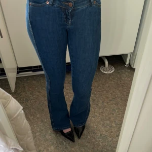 Lågmidjade fold over jeans - Snygga blå lågmidjade jeans med insytt tyg i midjan, vilket gör att de kan bäras både som fold-over (se bild 2) eller uppvikta för en vanlig look.