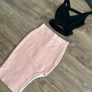 Rosa kjol med svart topp upptill - Snygg rosa kjol i en stilren design. Kjolen har en tight passform och är perfekt för en chic look. Den är gjord i ett mjukt material som ger en bekväm känsla. Samma gäller toppen, de är i bandage material som slimmar till kroppen och formar kroppen jättefint, perfekt till en utekväll eller fest💕🌸