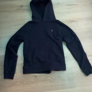 Gant Hoddie - En skön gant hoddie som kan användas i alla årstider.                             Den är skick 8/10 har använts men inte mycket. 💯 🌴