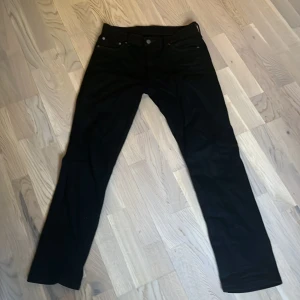Svarta Levis jeans - Säljer ett par svarta Levis jeans då de inte passar längre. De är använda och kvitto finns inte. 