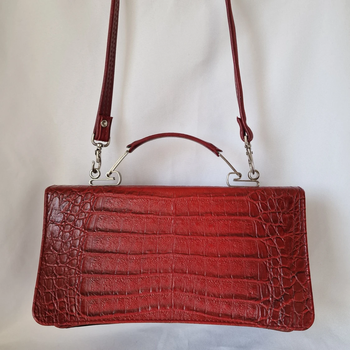 Vintage röd väska i krokodilpräglat äkta läder 