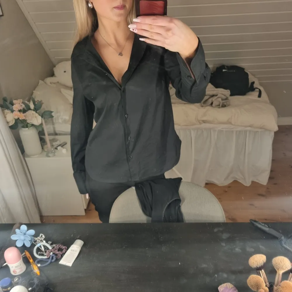 Snygg svart långärmad skjorta med knappar. Perfekt för en stilren look. Den är alldeles för stor för mig som har xs men hade sagt att den är ganska liten för att vara xl🥰. Paidat.