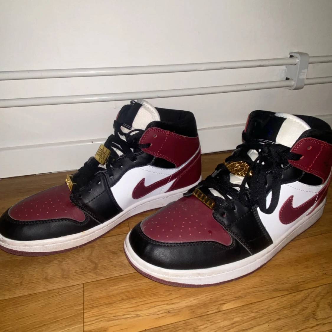 Nike Air Jordans i vinrött och svart - 1