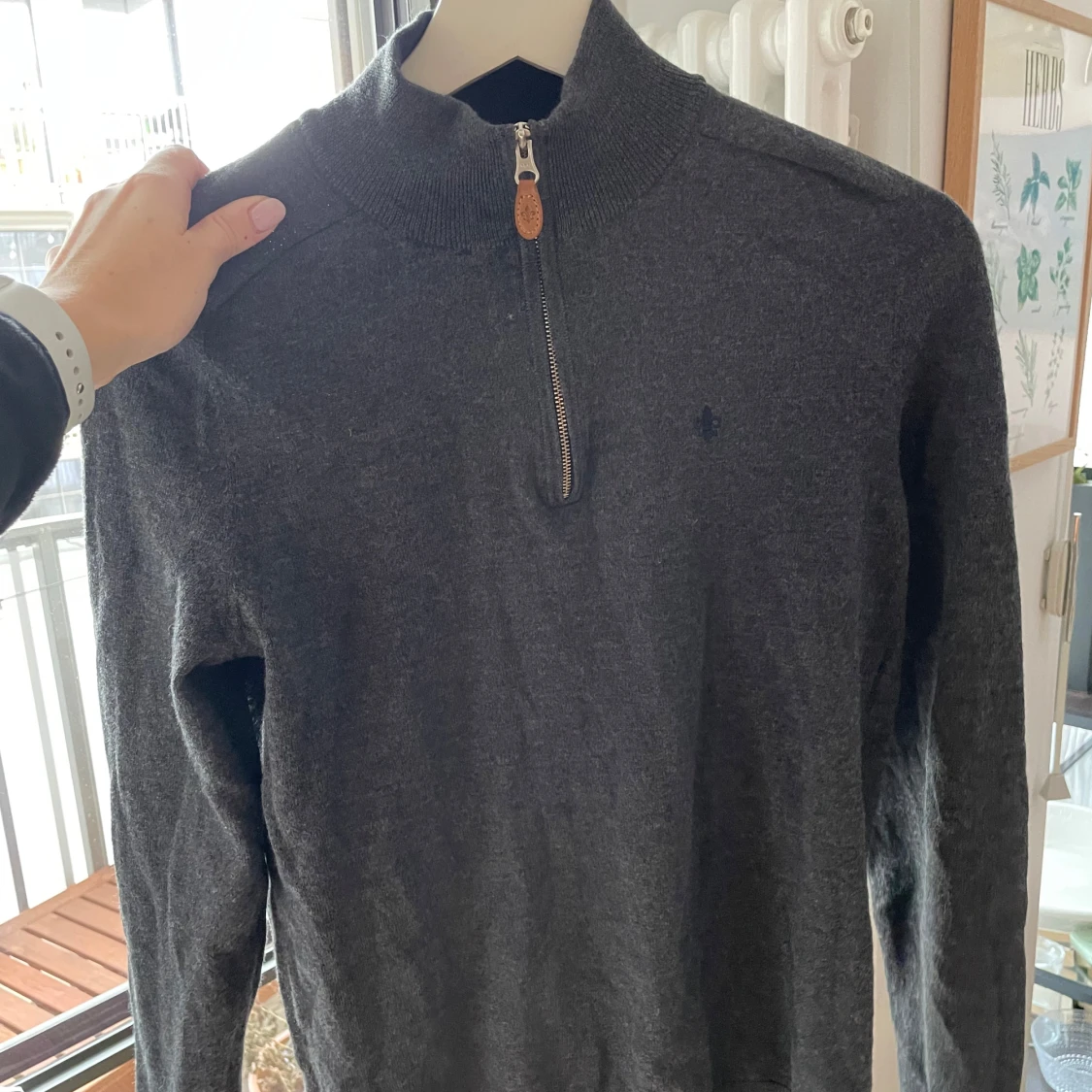 Grå tröja med dragkedja 