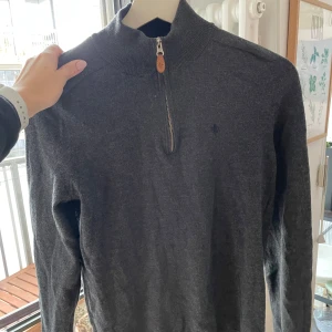 Grå tröja med dragkedja  - Superfin tröja från morris som tyvärr krympt i tvätten och därför inte passar längre. Är storlek M men då den krymt är den snarare som S. Tröjan är i fint skick.  Rök- och djurfritt hem.