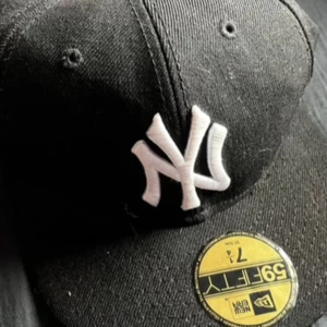 New York Yankees fitted cap  - Säljer för min kompis!!! En väldigt cool and bra keps i storlek 57,7cm