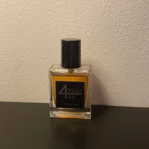 Niche4all  - Köpes eller bytes niche4all tabacco vanil, väldigt fin doft som är kraftfull och håller länge! 27 ml kvar. En doft perfekt nu i vår!