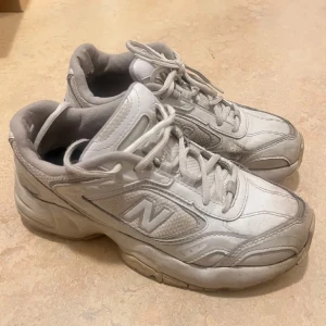 Vita sneakers - New Balance - Klassiska vita sneakers från New Balance. Dem är välanvända men fortfarande lika bekväma för det!