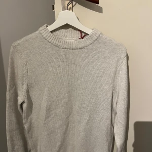 Vit stickad tröja från Dobber - Säljer en stilren vit stickad tröja från Dobber. Bara använd för att testa. Säljer för att den inte passade. Nypris 599 kr. Storlek S